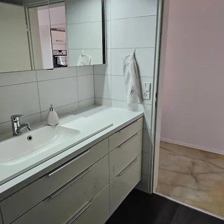 Zimmer In Schoener Panoramawohnung