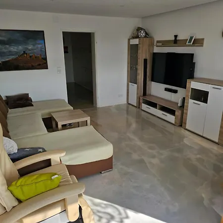 Zimmer In Schoener Panoramawohnung